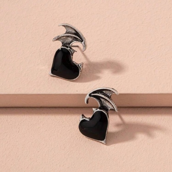 Winged heart earrings - Picture 2 of 3